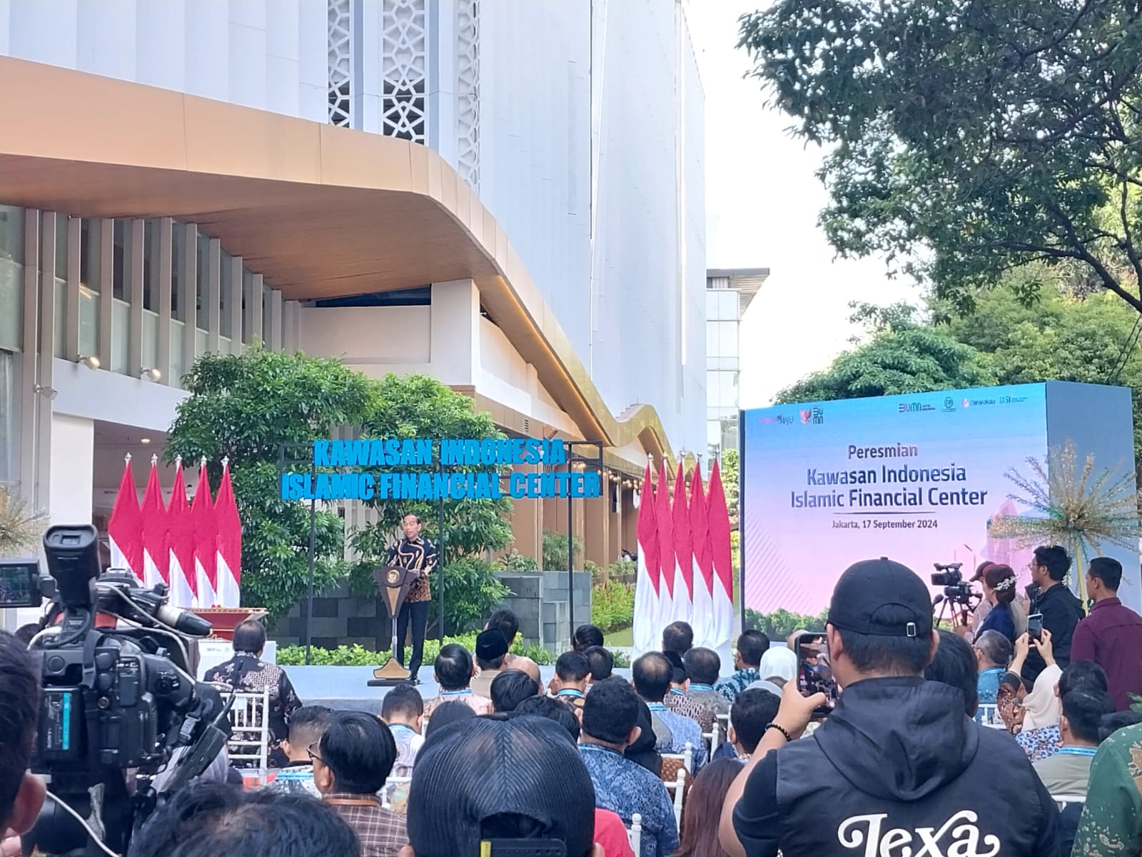 Presiden Jokowi resmikan Kawasan Indonesia Islamic Financial Presiden Jokowi resmikan Kawasan Indonesia Islamic Financial