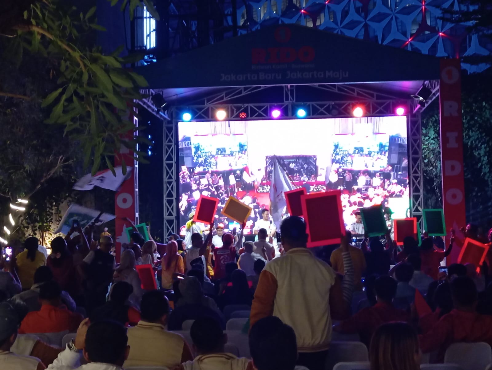 Pendukung sorak sorai Ridwan Kamil-Suswoni Dapat Nomor Urut 1 Pendukung sorak sorai Ridwan Kamil-Suswoni Dapat Nomor Urut 1