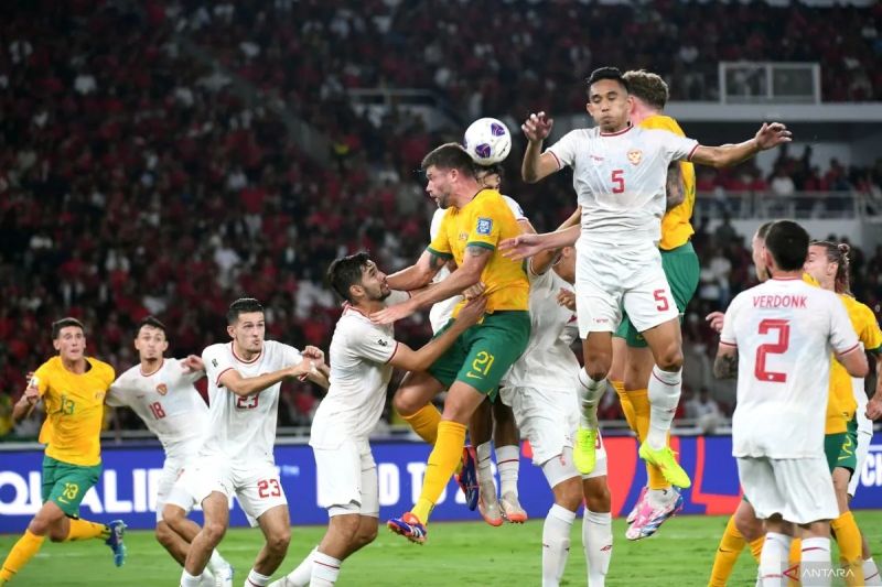 Jokowi ucapkan selamat ke pelatih dan pemain usai laga lawan Australia Jokowi ucapkan selamat ke pelatih dan pemain usai laga lawan Australia