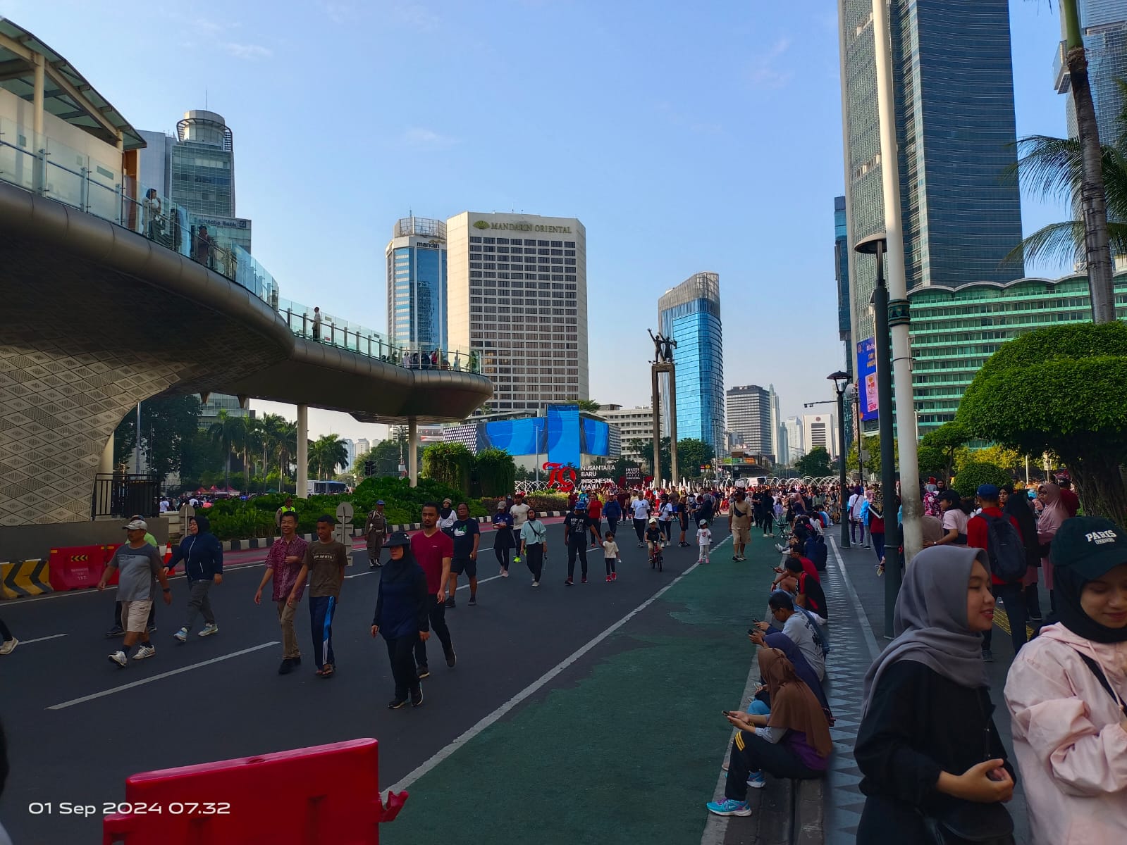 Warga memanfaatkan car free day untuk berbagai aktivitas olah raga di kawasan Bundaran HI Jakarta