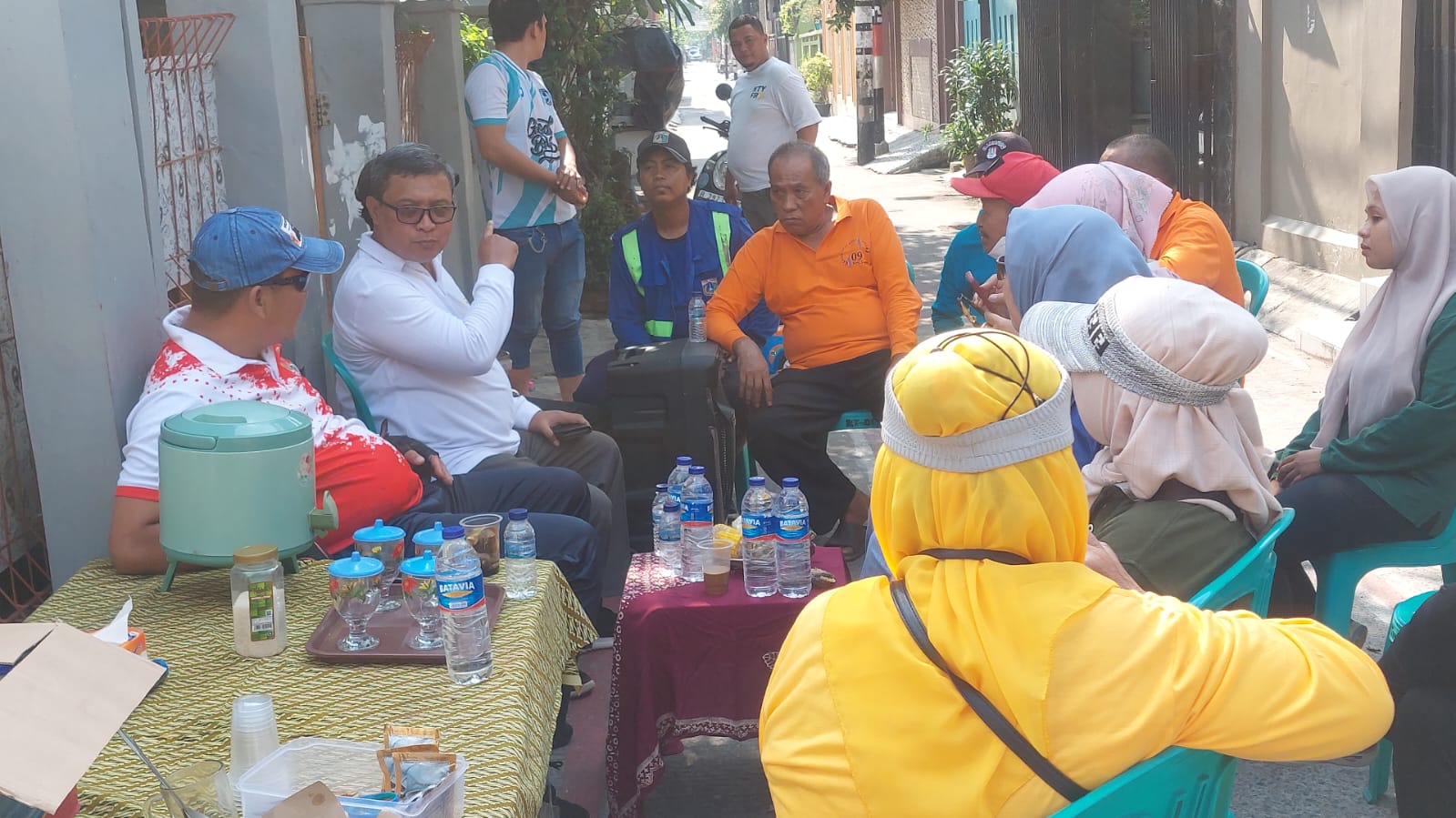 Menghadapi musim penghujan para warga Jakarta Utara gotong royong menguras saluran air Menghadapi musim penghujan para warga Jakarta Utara gotong royong menguras saluran air