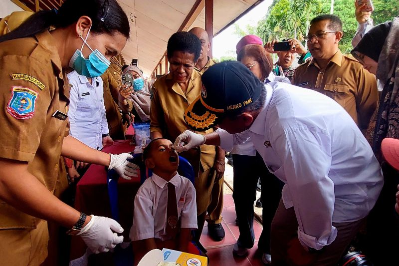 Menteri PMK beri tetes vaksin polio bagi siswa SD di Kota Sorong Menteri PMK beri tetes vaksin polio bagi siswa SD di Kota Sorong