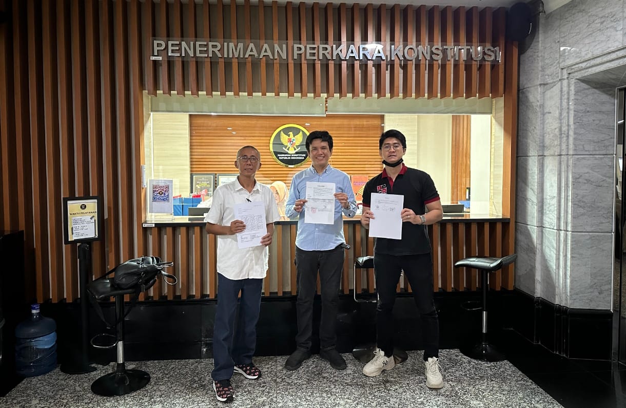 Rilis uji materi: Heriyanto, Ramdansyah dan Raziv Barokah minta MK sahkan blank vote atau suara kosong di Pilkada 2024 Rilis uji materi: Heriyanto, Ramdansyah dan Raziv Barokah minta MK sahkan blank vote atau suara kosong di Pilkada 2024