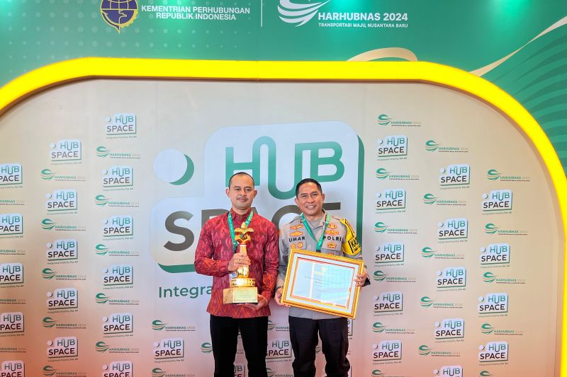 Kapolres Gianyar terima penghargaan dari Kementerian Perhubungan Kapolres Gianyar terima penghargaan dari Kementerian Perhubungan