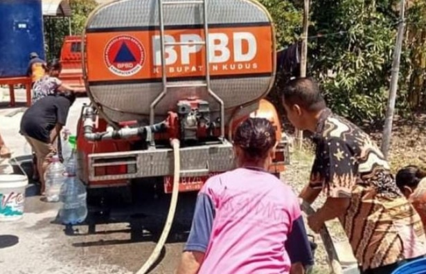 Dampak kekeringan, seribu warga di Kudus kekurangan air bersih Dampak kekeringan, seribu warga di Kudus kekurangan air bersih