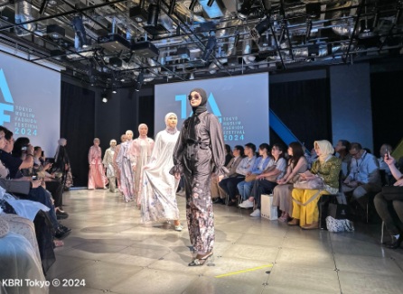 6 desainer Indonesia unjuk karya dalam Tokyo Muslim Fashion Show 2024 di Shibuya 6 desainer Indonesia unjuk karya dalam Tokyo Muslim Fashion Show 2024 di Shibuya
