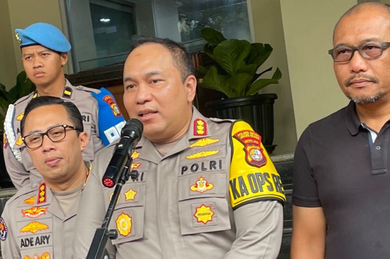 Polisi dalami soal video tersangka pembubaran bersalaman dengan anggota Polisi dalami soal video tersangka pembubaran bersalaman dengan anggota