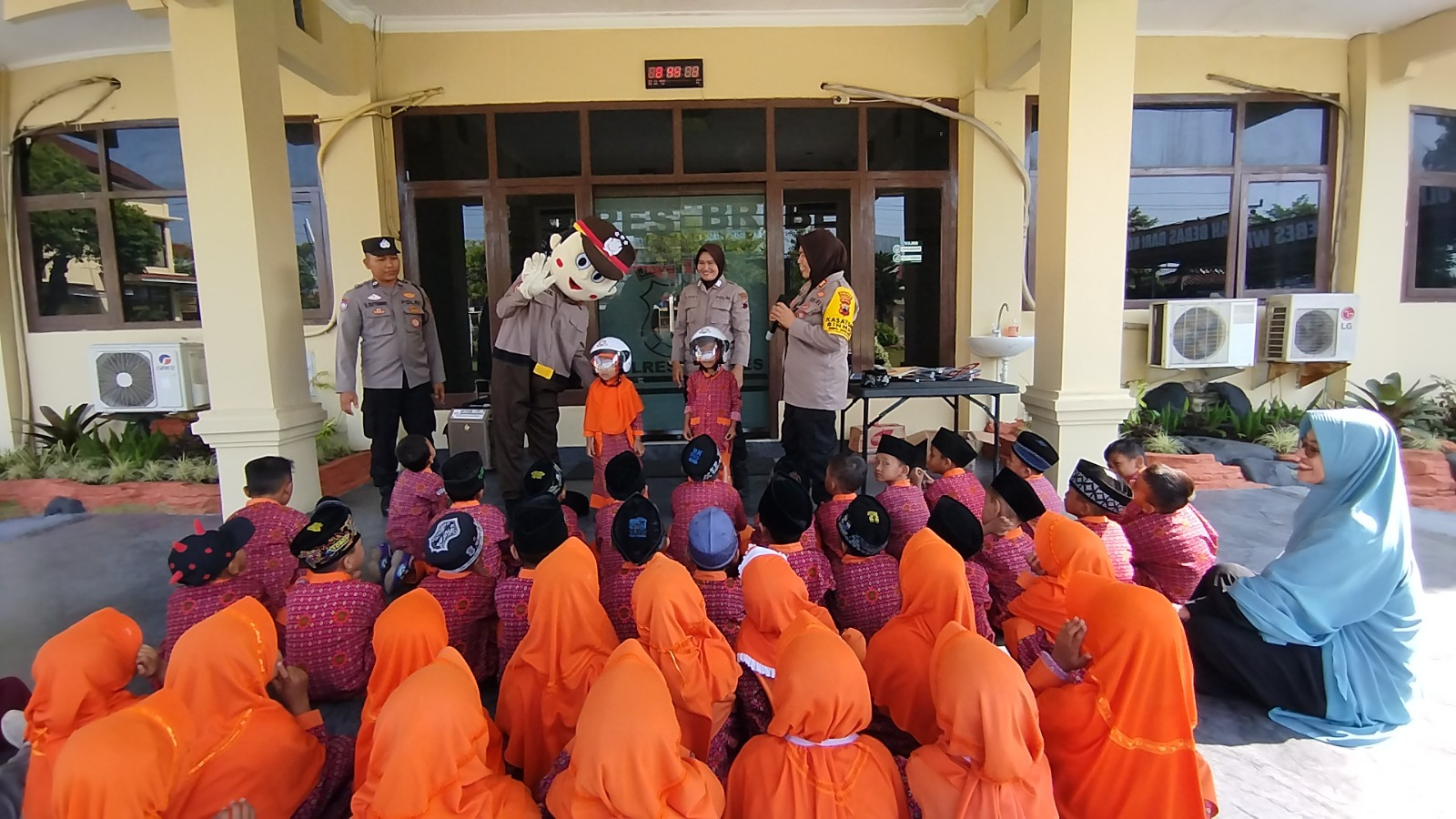 Polsanak Polres Brebes terus edukasi keselamatan berlalu lintas pada anak Polsanak Polres Brebes terus edukasi keselamatan berlalu lintas pada anak