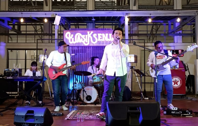 Emil Dardak merilis ulang lagu Bidadariku dan Dialah Emil Dardak merilis ulang lagu Bidadariku dan Dialah