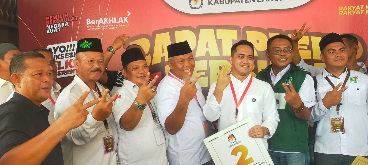 Paslon Bupati Langkat nomor urut 2 sebut salam dua jari damai dan menang Paslon Bupati Langkat nomor urut 2 sebut salam dua jari damai dan menangÂ