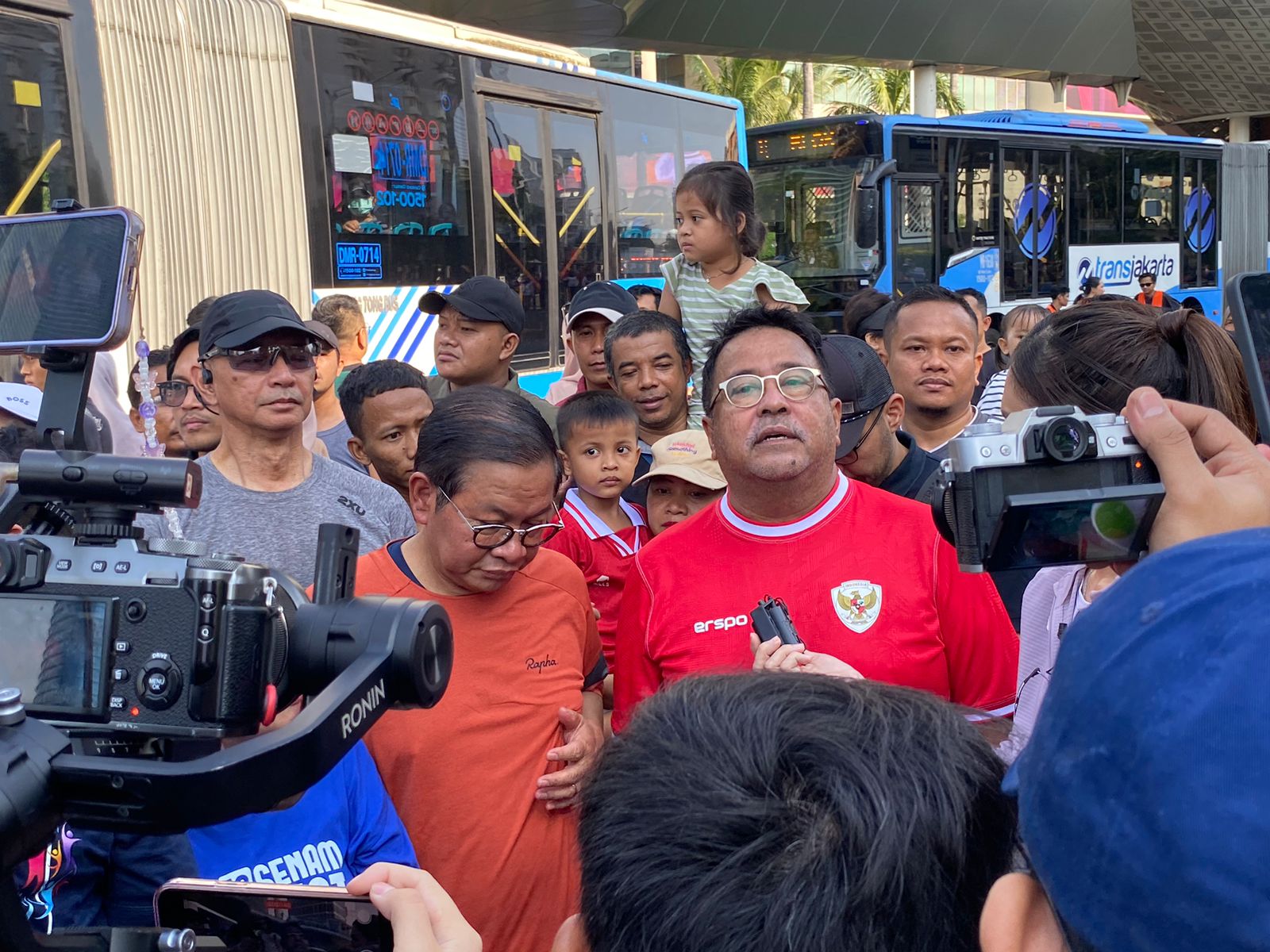 Pramono - Rano serap aspirasi warga Jakarta saat CFD di Bundaran HI
