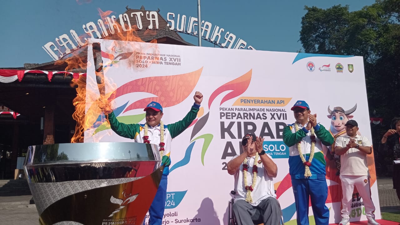 Pawai obor api Peparnas XVII 2024 Kota Solo dinyalakan, simbol semangat atlit Pawai obor api Peparnas XVII 2024 Kota Solo dinyalakan, simbol semangat atlit