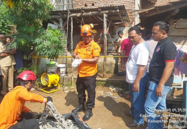 Petugas gabungan evakuasi pria yang tercebur sumur di Bantarbolang Petugas gabungan evakuasi pria yang tercebur sumur di Bantarbolang