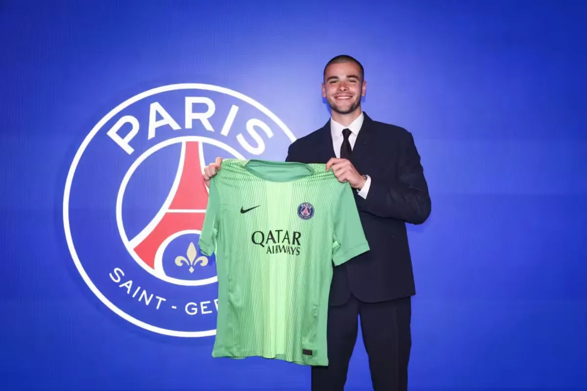 PSG resmi datangkan kiper muda berbakat Lucas Chevalier dari Lille PSG resmi datangkan kiper muda berbakat Lucas Chevalier dari Lille