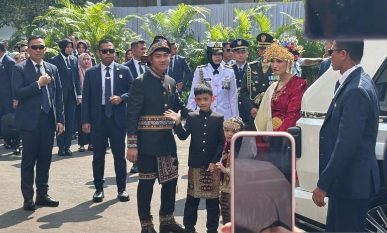 Wapres Gibran tiba di Istana Merdeka, kenakan busana adat Gayo Wapres Gibran tiba di Istana Merdeka, kenakan busana adat Gayo