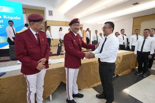 Mensos Gus Ipul memperkenalkan seragam almamater Sekolah Rakyat