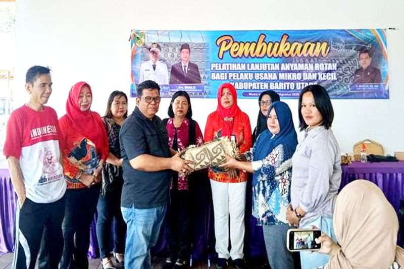 Pemkab Barito Utara tingkatkan keterampilan perajin anyaman rotan Pemkab Barito Utara tingkatkan keterampilan perajin anyaman rotan