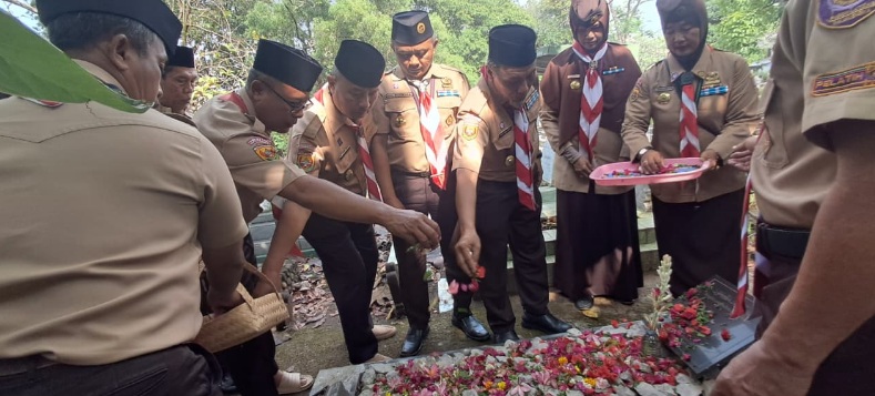 Kwarcab Majalengka gelar ziarah kubur ke makam tokoh Pramuka Kwarcab Majalengka gelar ziarah kubur ke makam tokoh Pramuka