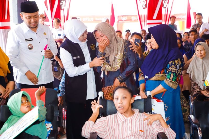 Khofifah salurkan bansos dan bagikan bendera untuk warga Sampang Khofifah salurkan bansos dan bagikan bendera untuk warga Sampang