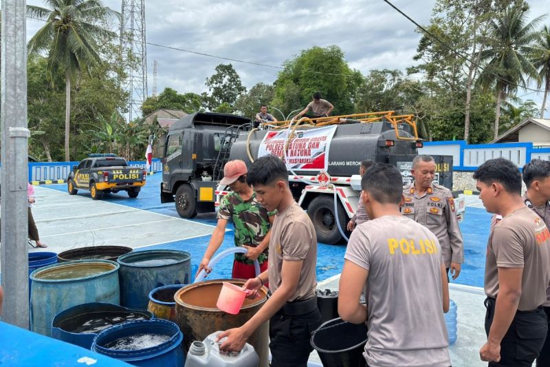 Polres Natuna salurkan 8 ton air bersih atasi kekeringan di Binjai Polres Natuna salurkan 8 ton air bersih atasi kekeringan di Binjai