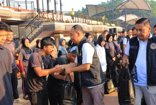 Bentuk bakti 30 Akabri 95, ratusan bansos diberikan kepada masyarakat Bentuk bakti 30 Akabri 95, ratusan bansos diberikan kepada masyarakat