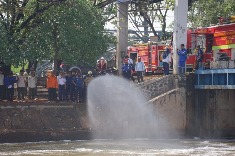 Pemprov DKI lepaskan mikroba atasi busa menumpuk di BKT Pemprov DKI lepaskan mikroba atasi busa menumpuk di BKT