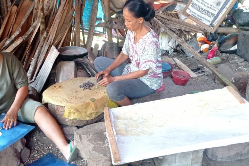 Perajin emping melinjo mampu putus kemiskinan di pelosok Lebak Perajin emping melinjo mampu putus kemiskinan di pelosok Lebak