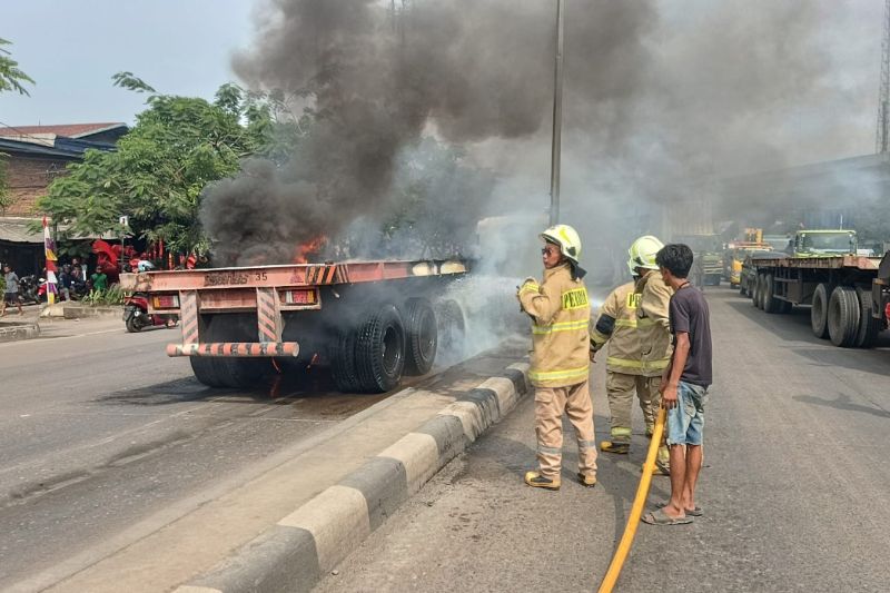 Truk trailer dan sepeda motor terbakar akibat kecelakaan di Cilincing Truk trailer dan sepeda motor terbakar akibat kecelakaan di Cilincing