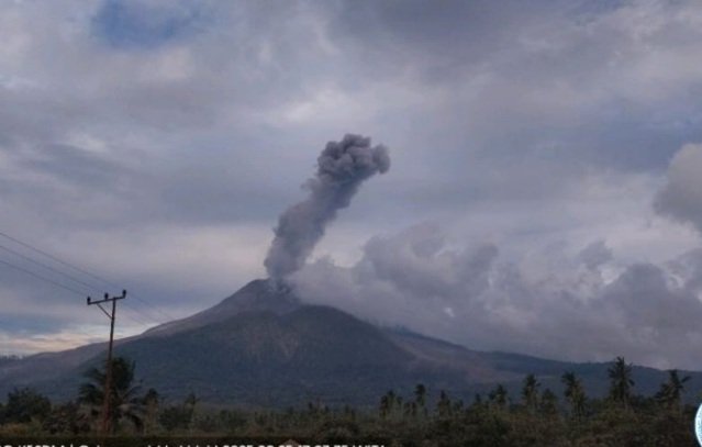 Gunung Lewotobi Laki-laki erupsi empat kali dalam enam jam Gunung Lewotobi Laki-laki erupsi empat kali dalam enam jam
