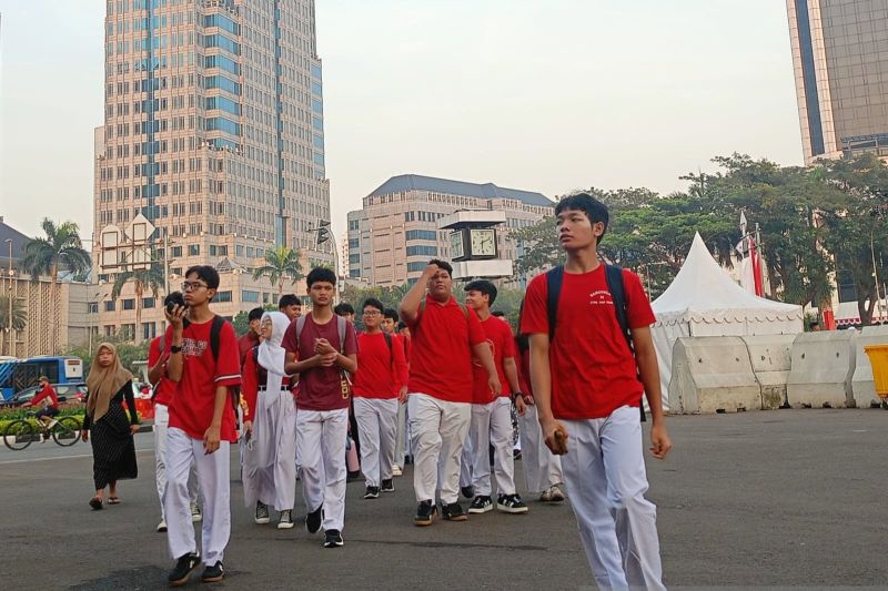 KRL dipenuhi penumpang yang bawa atribut Merah Putih meriahkan HUT RI KRL dipenuhi penumpang yang bawa atribut Merah Putih meriahkan HUT RI