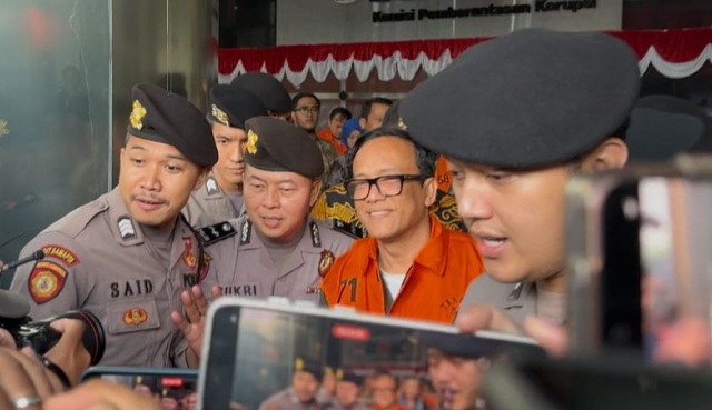 Wamenaker Immanuel Ebenezer menangis dan tersenyum usai jadi tersangka Wamenaker Immanuel Ebenezer menangis dan tersenyum usai jadi tersangka