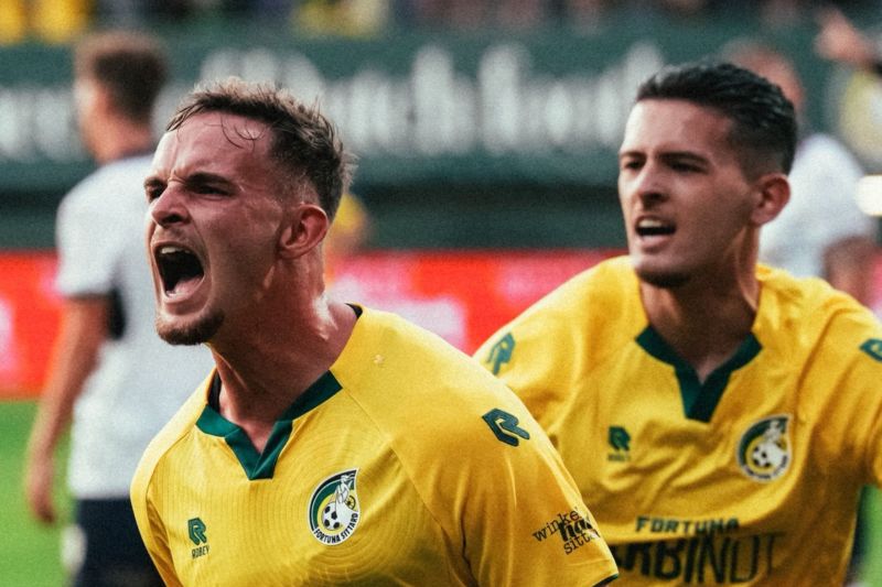 Duel Justin Hubner kontra Dean James berakhir imbang 2-2 Duel Justin Hubner kontra Dean James berakhir imbang 2-2