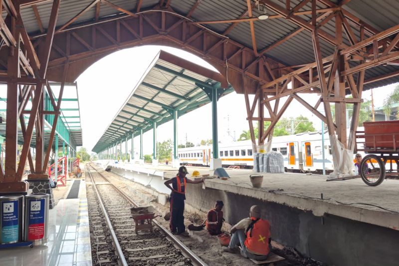 Daop 7 bangun peron tinggi dan penutup peron di Stasiun Blitar
