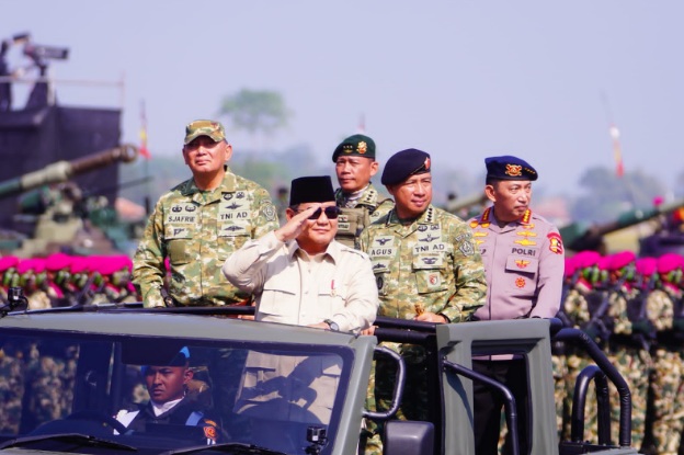 Panglima TNI dampingi Presiden di upacara gelar pasukan operasional dan kehormatan militer Panglima TNI dampingi Presiden di upacara gelar pasukan operasional dan kehormatan militer