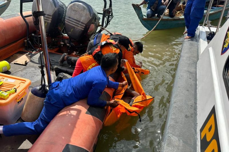 SAR temukan jasad pekerja galangan yang jatuh ke laut di Batam SAR temukan jasad pekerja galangan yang jatuh ke laut di Batam