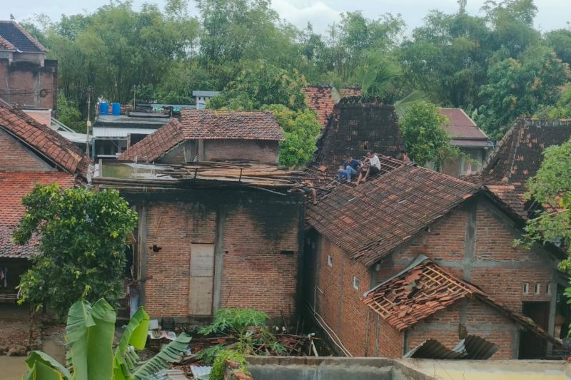 Puluhan rumah di Kudus rusak diterjang angin kencang Puluhan rumah di Kudus rusak diterjang angin kencang
