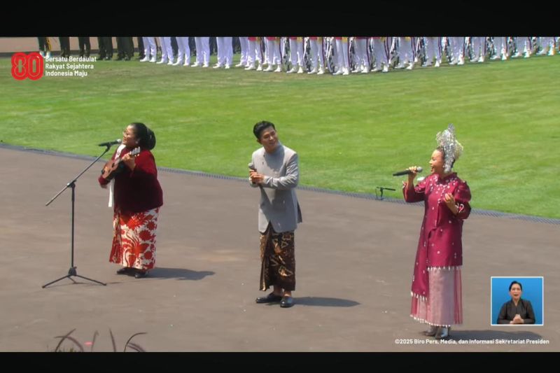 Lagu Berkibarlah Bendera Negeriku dinyanyikan di Istana Merdeka Lagu Berkibarlah Bendera Negeriku dinyanyikan di Istana Merdeka