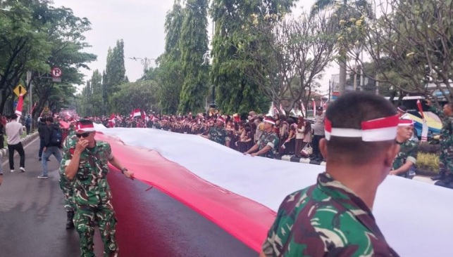 Bendera Merah Putih sepanjang 600 meter dikirab dari Stadion Pakansari Bendera Merah Putih sepanjang 600 meter dikirab dari Stadion Pakansari