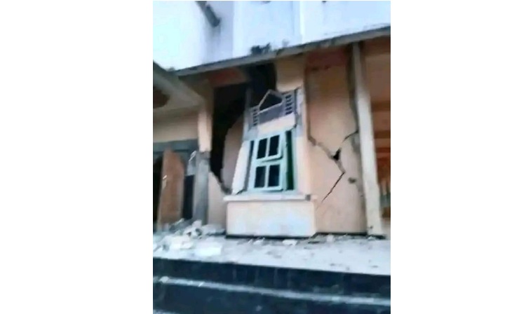 Sejumlah bangunan rumah dan pagar rusak akibat gempa di Kabupaten Sarmi, Papua  Sejumlah bangunan rumah dan pagar rusak akibat gempa di Kabupaten Sarmi, Papua Â