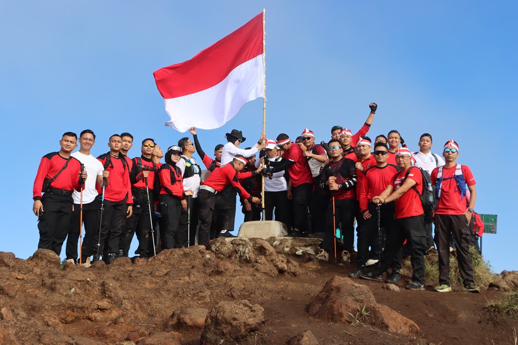 Polres Semarang kibarkan bendera Merah Putih di puncak Gunung Ungaran Polres Semarang kibarkan bendera Merah Putih di puncak Gunung UngaranÂ