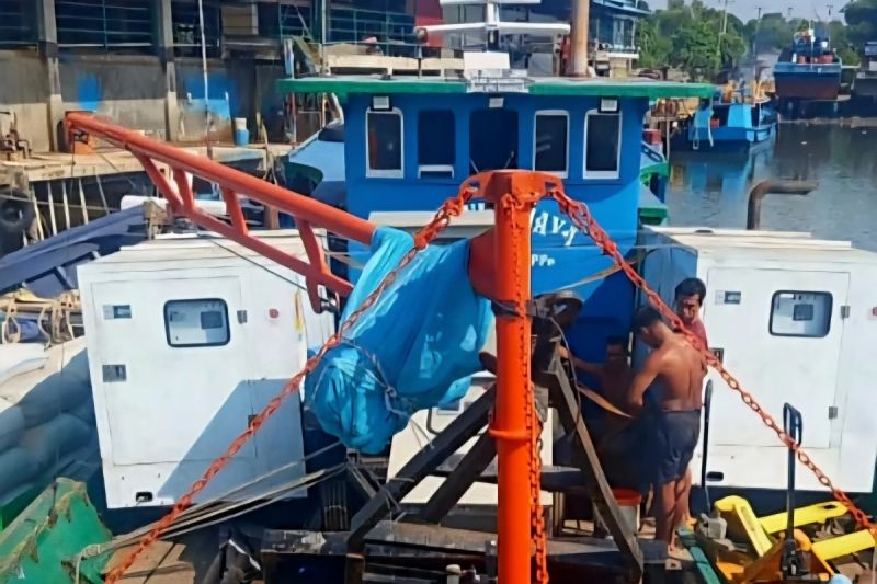 PLN kirim dua PLTD ke Pulau Serasan di Natuna atasi krisis listrik PLN kirim dua PLTD ke Pulau Serasan di Natuna atasi krisis listrik