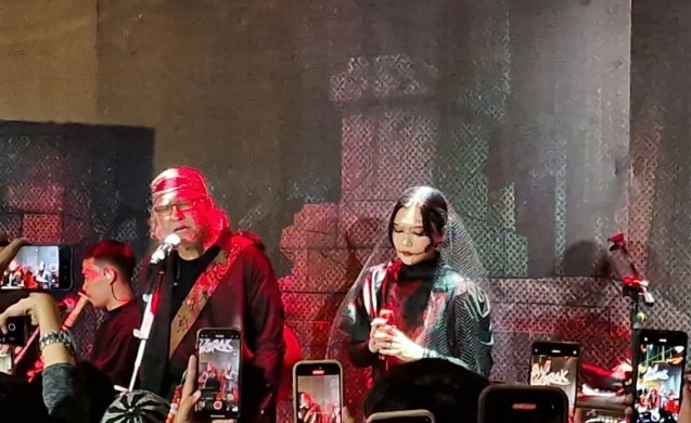 Iwan Fals dan Isyana nyanyi di gala film animasi Panji Tengkorak Iwan Fals dan Isyana nyanyi di gala film animasi Panji Tengkorak