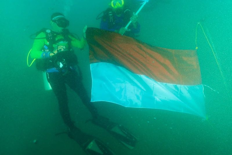 Komunitas Selam se-Sultra kibarkan merah putih di dasar laut Konsel Komunitas Selam se-Sultra kibarkan merah putih di dasar laut Konsel