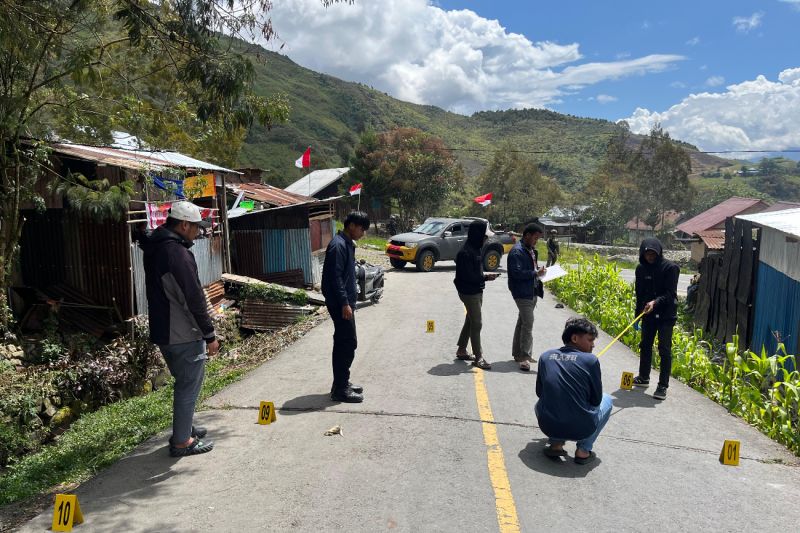 Satgas Damai Cartenz olah TKP penembakan Brigpol Ronal Enok