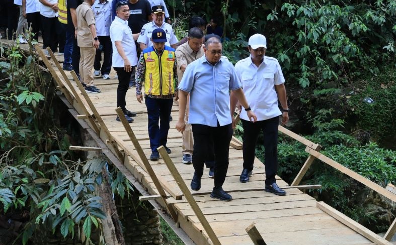 Kementerian PU bangun jembatan usai aksi bidan seberangi sungai Kementerian PU bangun jembatan usai aksi bidan seberangi sungai