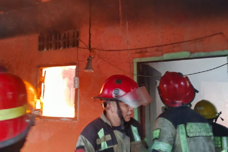 Disdamkarmat Medan kerahkan empat armada padamkan tiga rumah terbakar Disdamkarmat Medan kerahkan empat armada padamkan tiga rumah terbakar