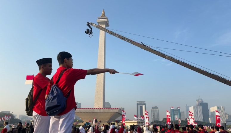Warga berbusana merah putih padati Monas untuk saksikan kirab bendera