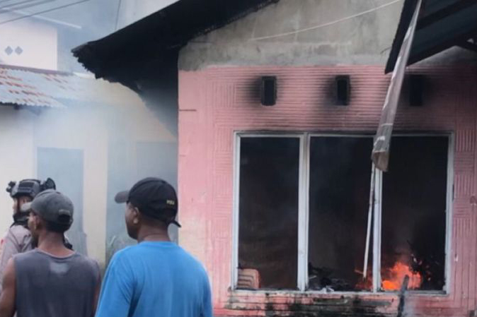 Pemkot Ambon pastikan ganti rugi rumah terbakar akibat bentrok Pemkot Ambon pastikan ganti rugi rumah terbakar akibat bentrok