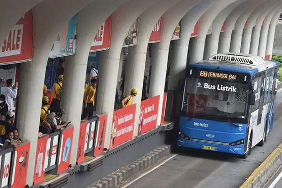 Transjakarta rute 7Q berhenti di Halte Cililitan pada Selasa