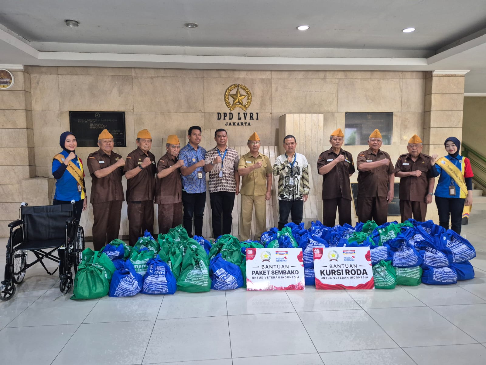 Indomaret salurkan bantuan sembako dan kursi roda untuk Veteran di Jakarta